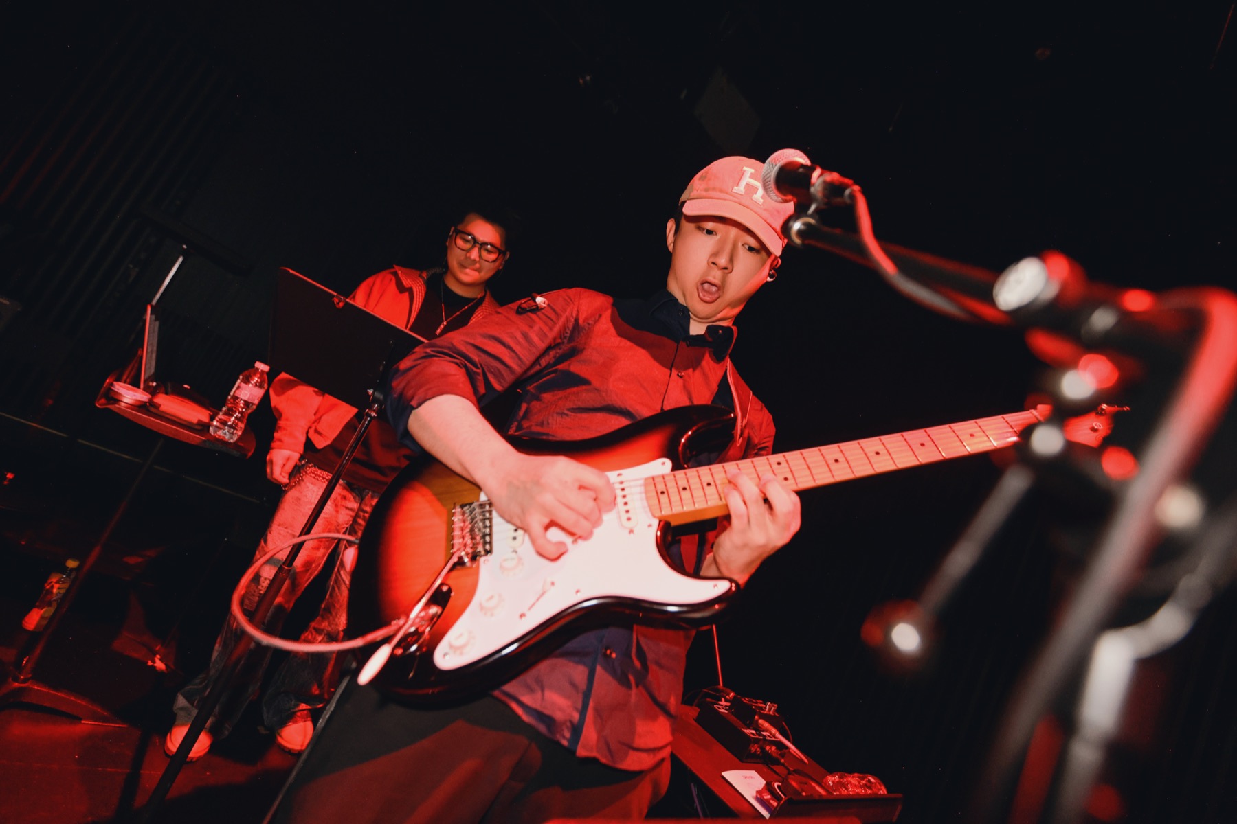 Recent guitarist under red light